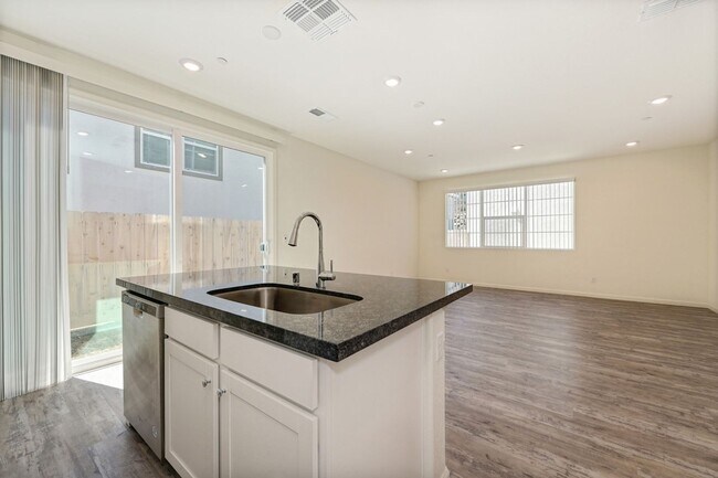Building Photo - Fully Furnished Mid-term Rental