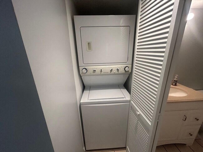 Building Photo - Annual 2/2 Condo, in a resort community golf and tennis