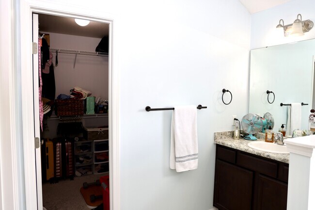Building Photo - 418 Huntington Dr