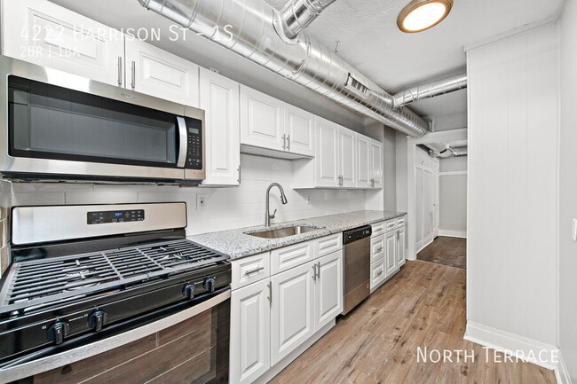 Primary Photo - Renovated 1 Bedroom in Hyde Park, near Mid...