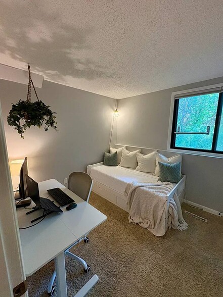 Building Photo - 5515 Pompano Dr