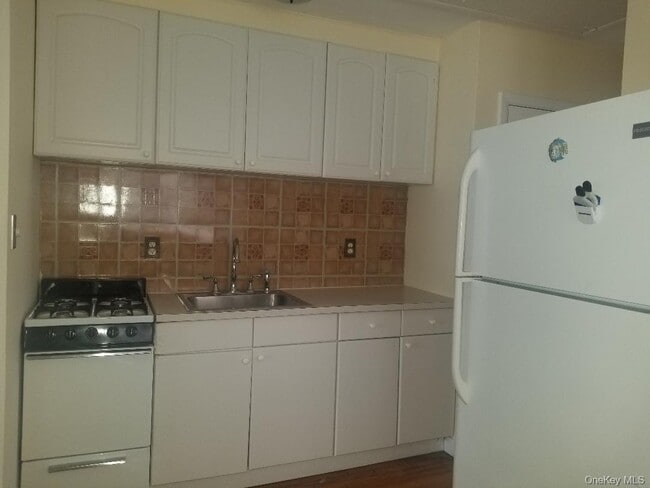 Building Photo - 625 E Broadway