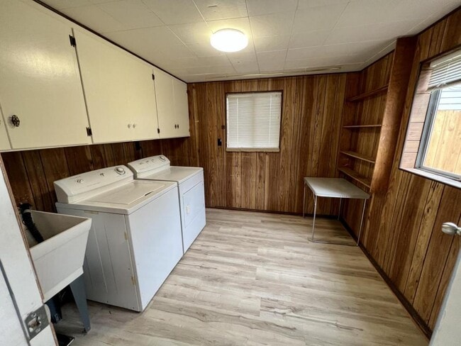 Building Photo - 711 SW I St