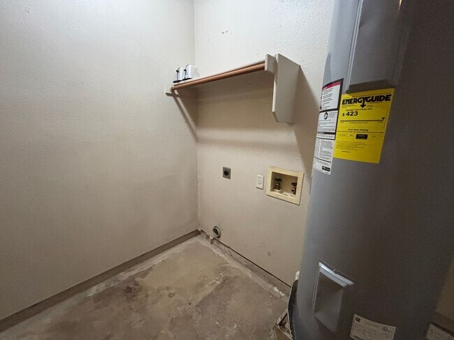 Building Photo - Fantastic 2-Story Townhome with 1-Car Gara...