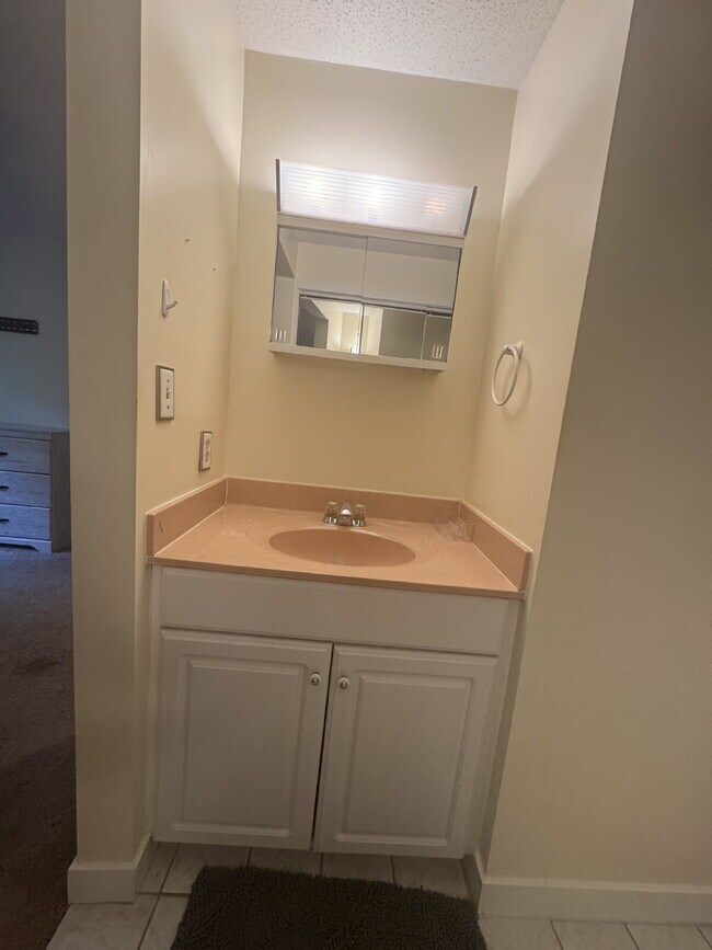 Building Photo - Charming furnished ground level Mountain Condo.