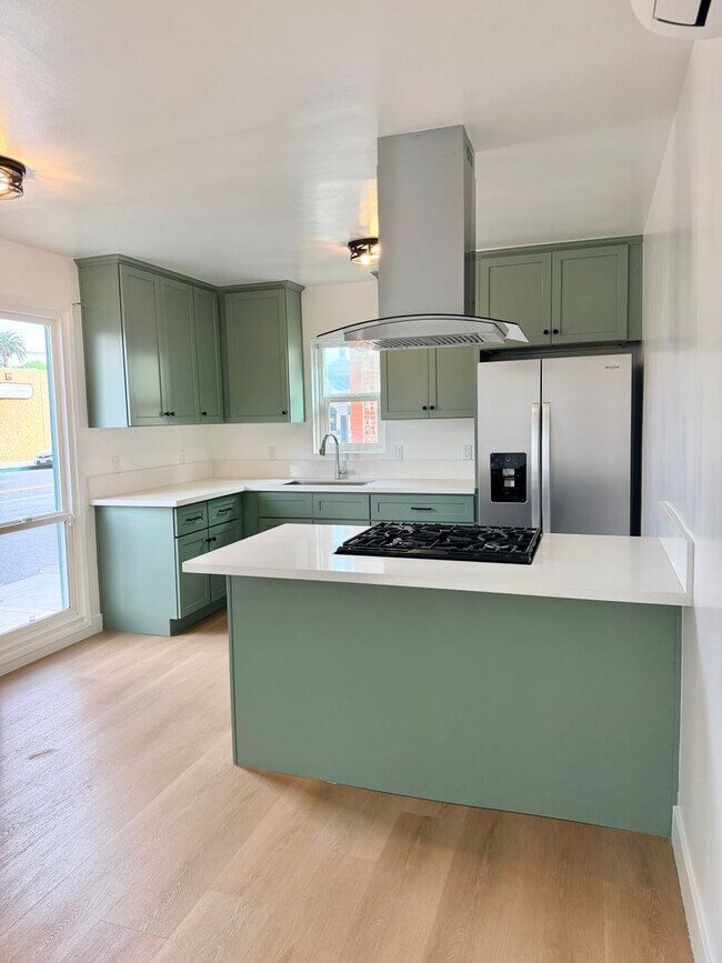 Interior Photo - 231 REDONDO AVE