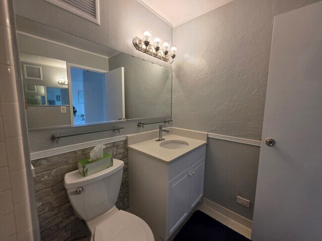Building Photo - 1BR/1BA waterfront condo with golf course ...