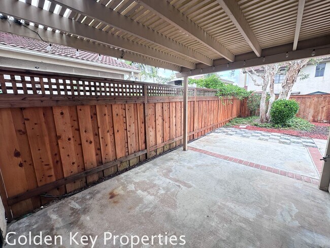 Building Photo - Move-in ready townhome in desirable Summerhill community in Encinitas!
