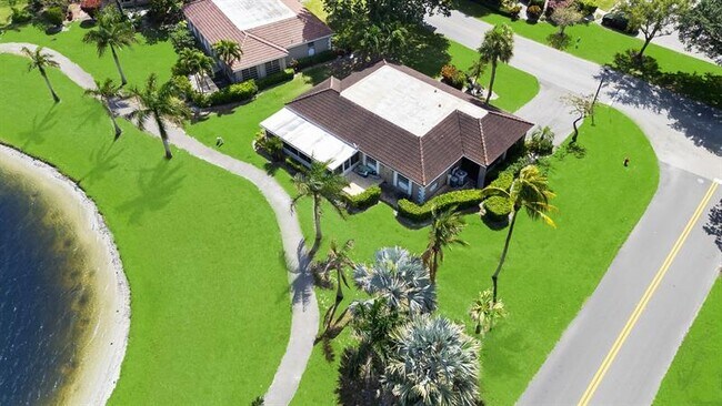 Building Photo - 3015 N Palm Aire Dr