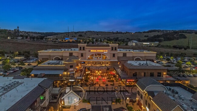 Building Photo - Stunning Executive Serrano Home with a Pool!