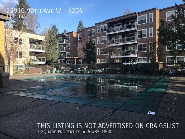 Building Photo - Beautifully Updated 1 Bedroom Condo w/Priv...