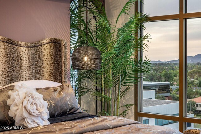 Building Photo - 2211 E Camelback Rd