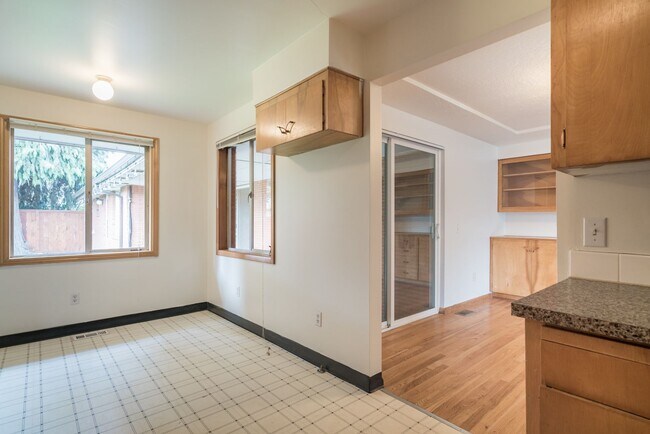 Building Photo - $500 move-in incentive! Awesome 3-bdrm/2-bath duplex in heart of Hillsboro—Laundry hook ups, atta...