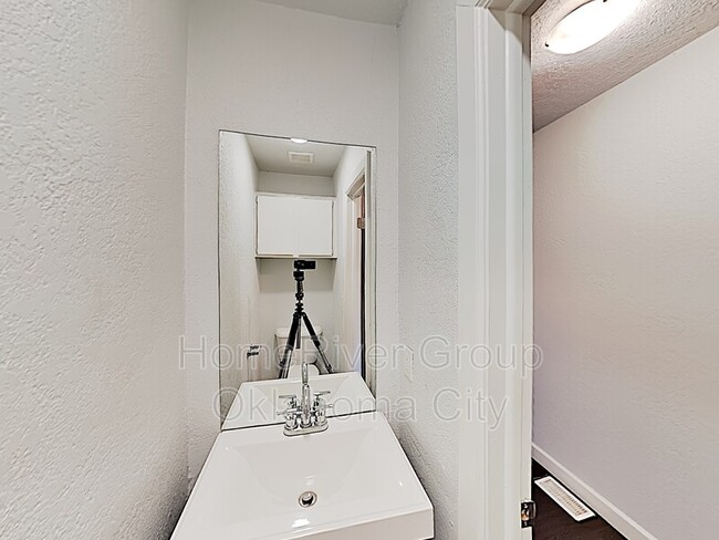 Building Photo - 6024 W Hefner Rd