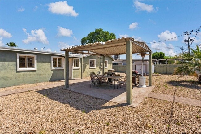 Building Photo - 535 W 19th St