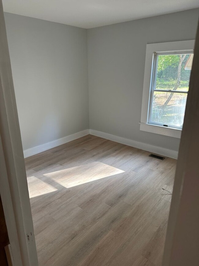 Building Photo - Coming up 810/25 Modest private home