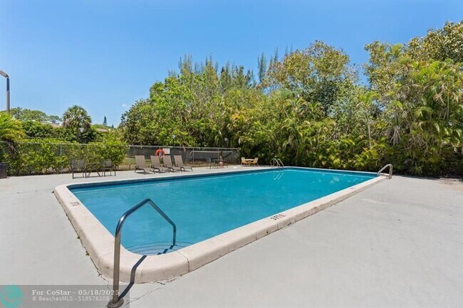 Building Photo - 2960 Riverside Dr