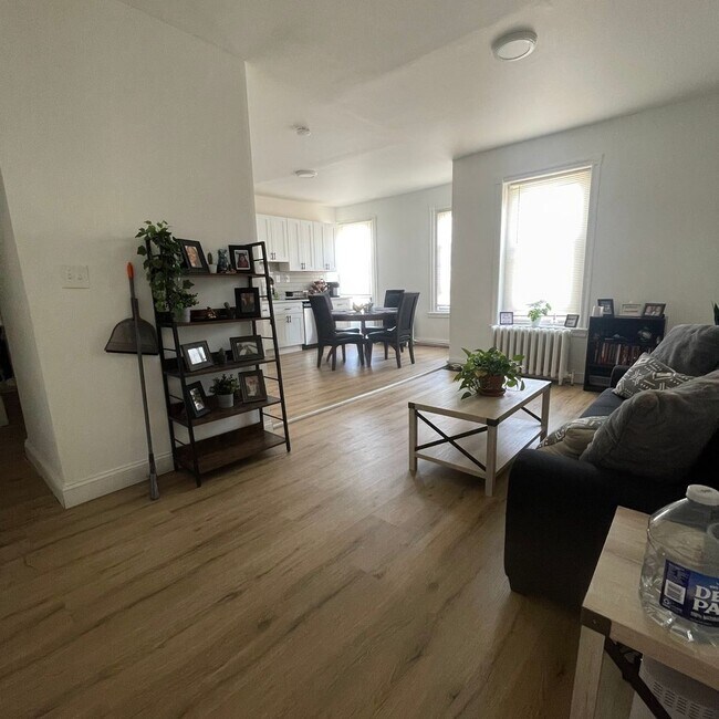 Building Photo - Spacious Newly Renovated Two Bedroom Apartment
