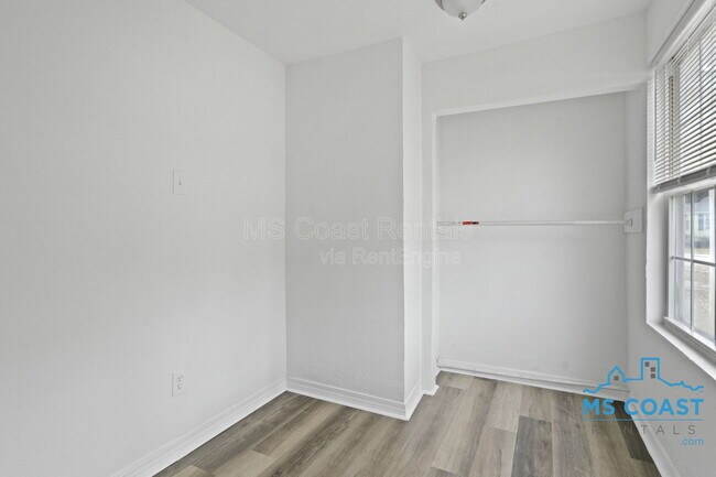 Building Photo - 340 Hiller Dr