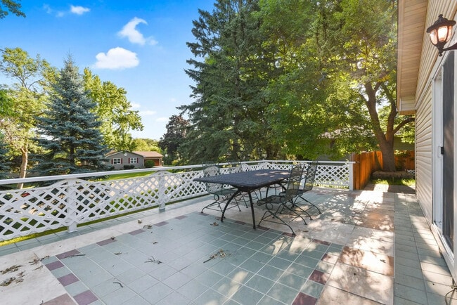 Building Photo - 3301 Shepherd Hills Dr