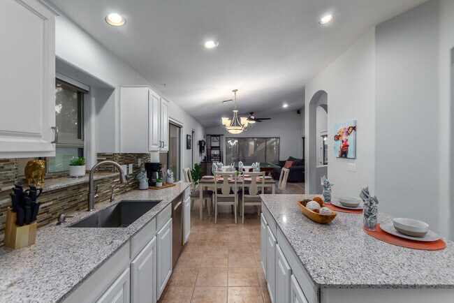Building Photo - 214 N 165th Dr