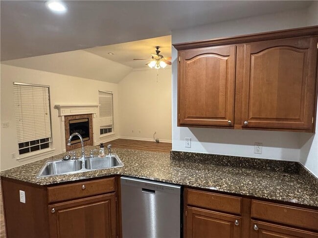 Building Photo - 285 Carrington Ave