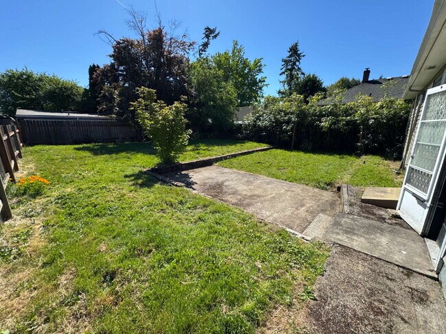 Building Photo - Beautifully Renovated 2 Bedroom House With...