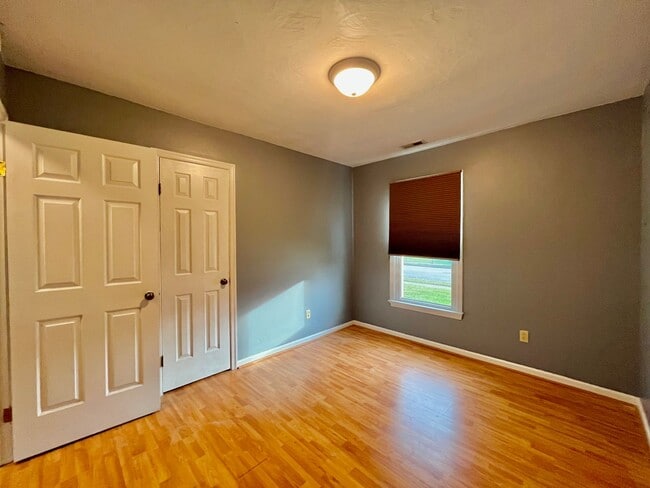 Building Photo - Spacious 3 bedroom, 2 bath property on ove...