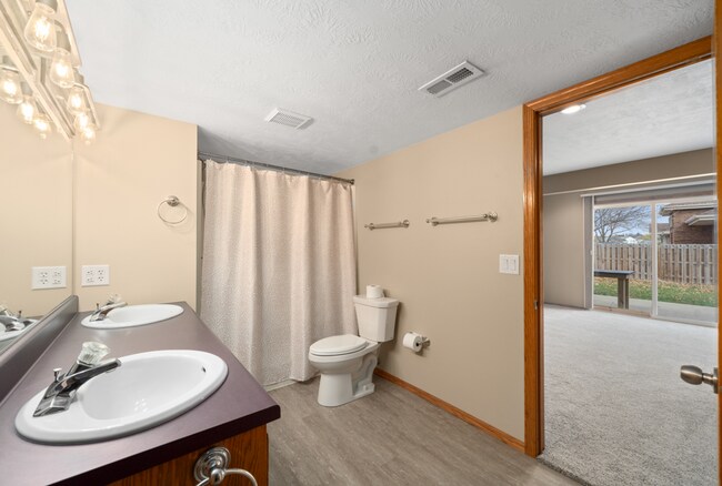 Building Photo - 1202 E 61st St