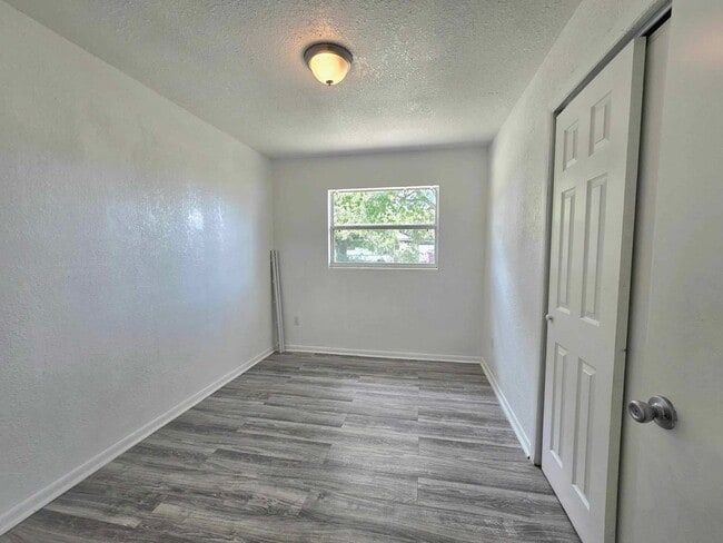 Building Photo - 3 bed/1 bath now available for RENT