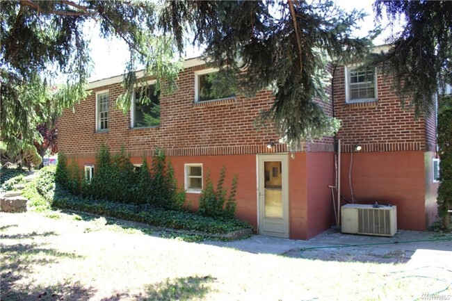 Primary Photo - 705 East Third