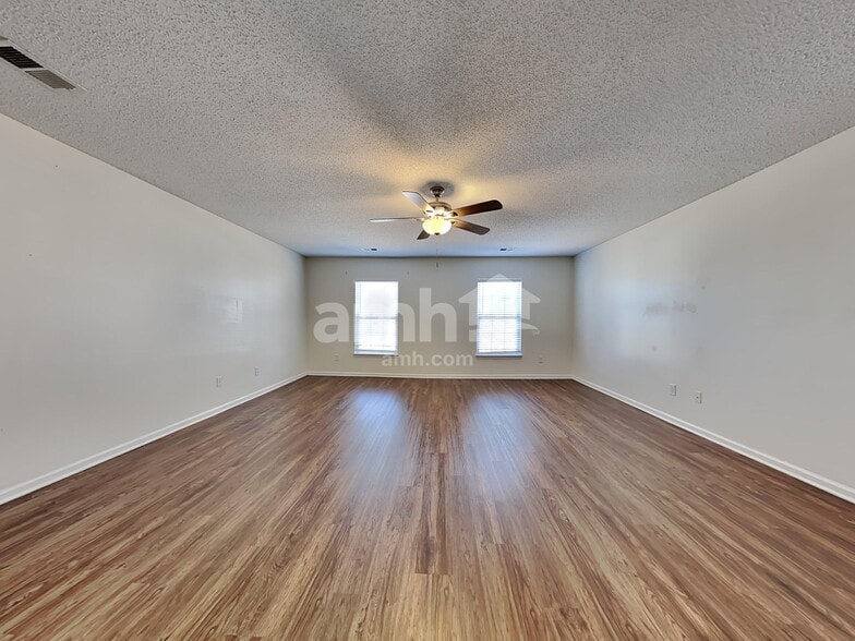 Building Photo - 3007 Crusades St