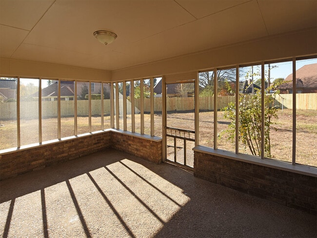 Building Photo - 3 Bedroom, 2.5 Bathrooms Near S Germantown and E Shelby Dr