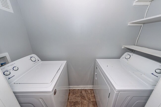 Building Photo - 3 Bedroom 2.5 Bath Condo in Parsonage Poin...