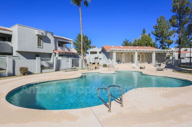 Building Photo - 850 S River Dr