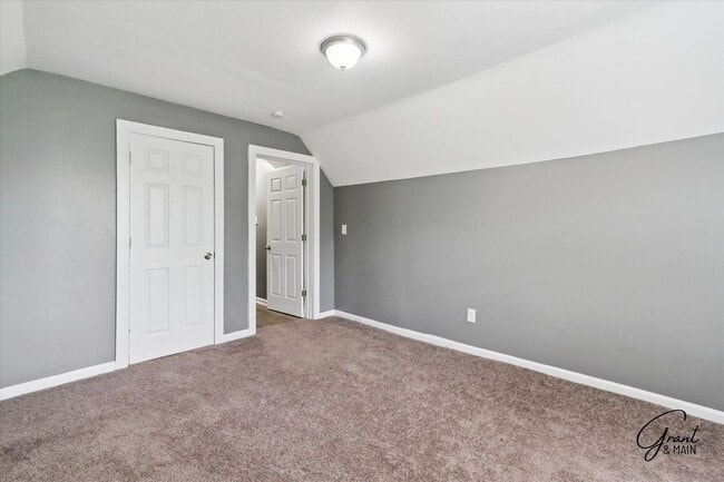 Building Photo - 6 bedroom 2 bath $2095