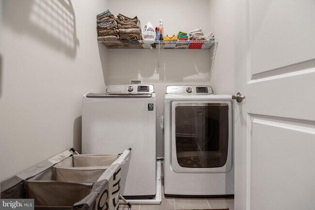 Building Photo - 7843 Otterbein Way