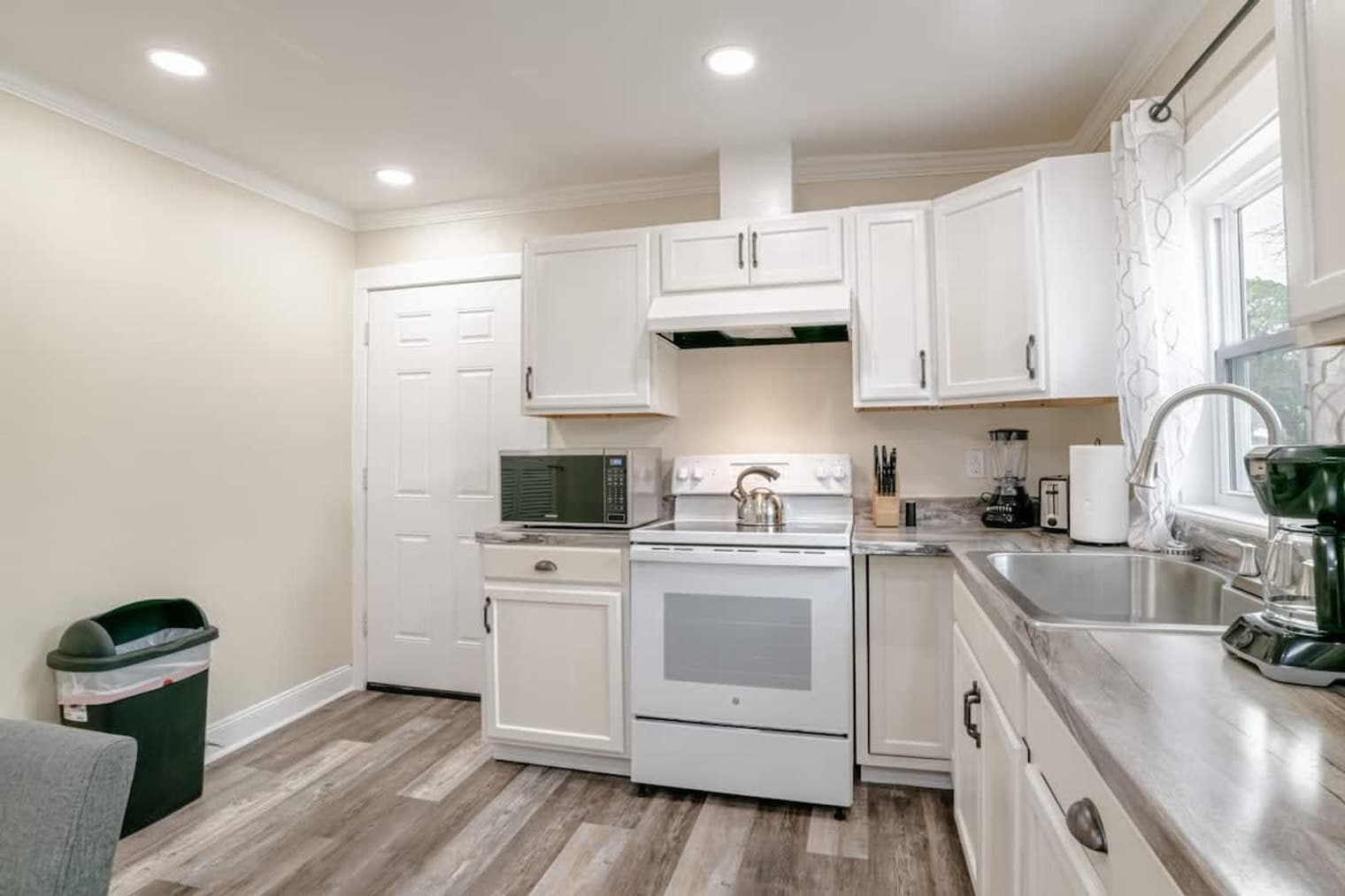 Building Photo - 2863 Potter Dr