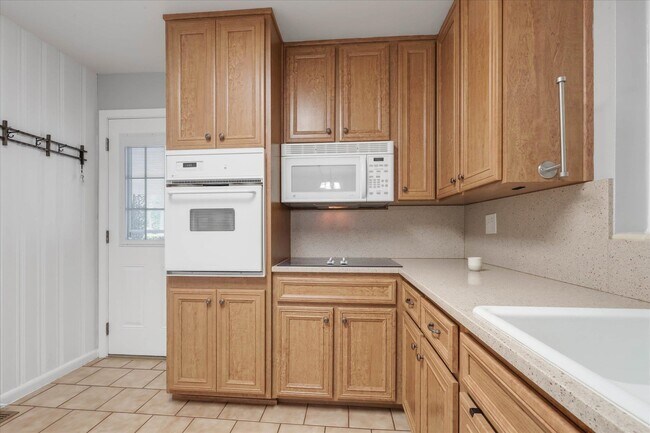 Building Photo - 1917 Sharon Rd