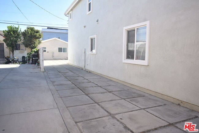 Building Photo - 2114 1/2 Ridgeley Dr