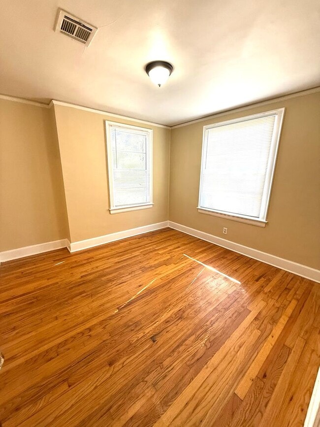 Building Photo - ** 3 bed 2 bath located in Capital Heights ** Call our self-showing number to schedule a tour 334...