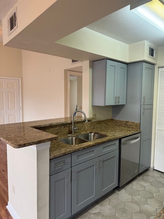 Building Photo - Beautifully remodeled 2/2 condo in Tradewinds, Metrowest!