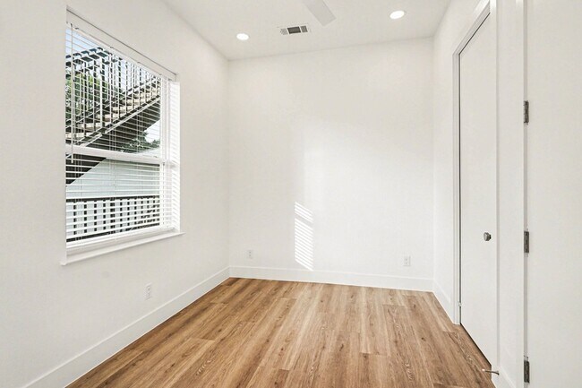 Building Photo - 2217 N Fitzhugh Ave