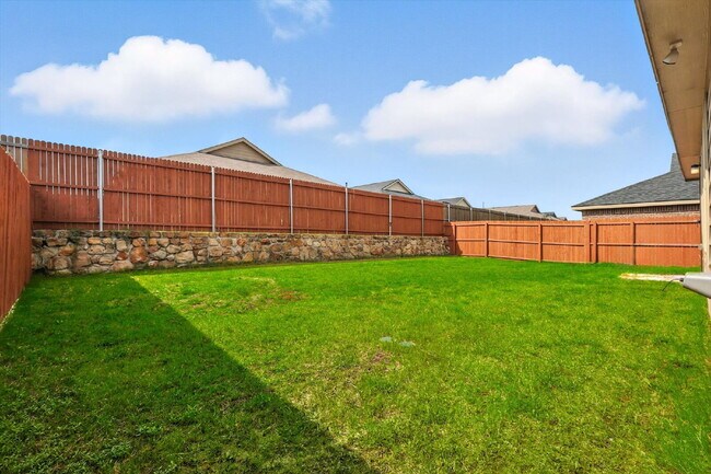 Building Photo - 1-story, 3 Bedrooms, 2 Bathrooms. Master's...