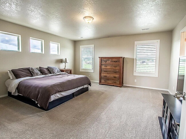 Building Photo - Beautiful 4BR, 2.5BTH, 3-Story Home in Post Falls