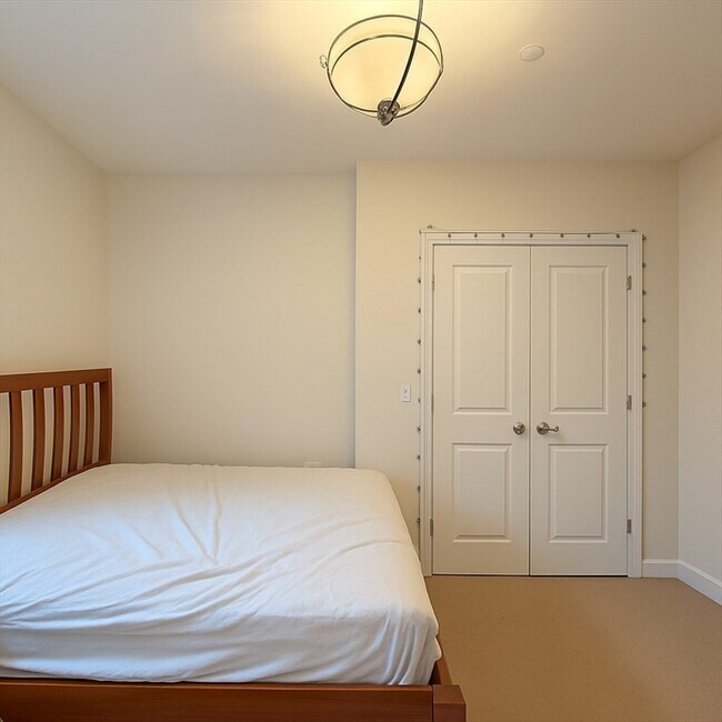 Building Photo - 463 Rutherford Ave