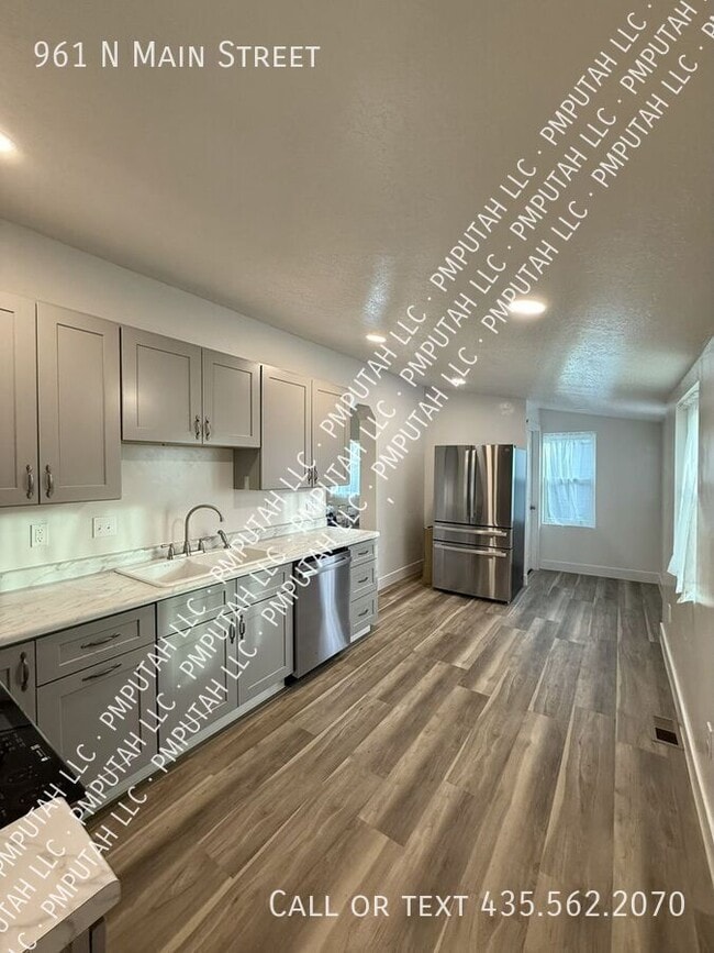 Building Photo - 961 N Main St