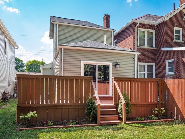 Building Photo - 574 Seymour Ave