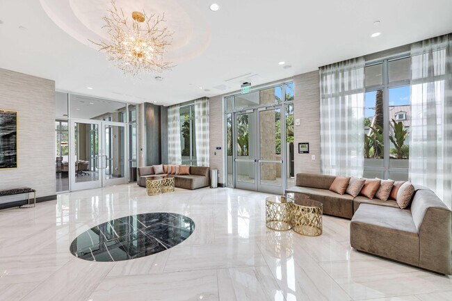 Building Photo - 475 E Royal Palm Rd