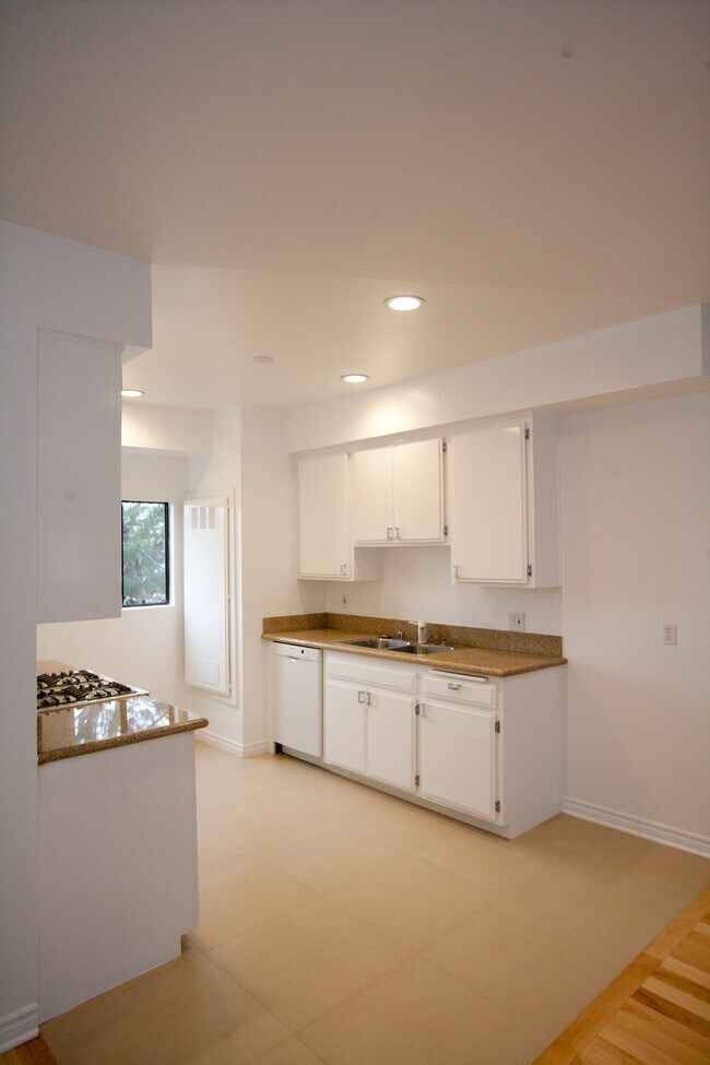 Kitchen - 4106 McLaughlin Ave